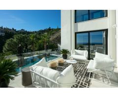 Espectacular villa de diseño con vistas panorámicas al mar y golf in Madroñal