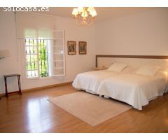 Villa de lujo con 6.000m2 de impresionante jardin privado y pista de padel, Milla de Oro, Marbella
