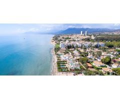 Lujosa villa en un complejo cerrado a primera línea de playa en Marbella Este, Urb. Marbesa.