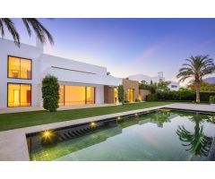 Nueva villa con vistas a los campos de golf en Finca Cortesin, Estepona.