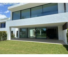 Villa moderna a estrenar situada cerca de la playa, en prestigiosa zona de la Milla de Oro, Marbella