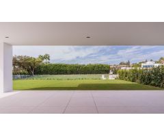 Villa moderna a estrenar situada cerca de la playa, en prestigiosa zona de la Milla de Oro, Marbella