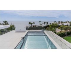 Villa moderna a estrenar situada cerca de la playa, en prestigiosa zona de la Milla de Oro, Marbella