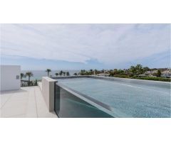 Villa moderna a estrenar situada cerca de la playa, en prestigiosa zona de la Milla de Oro, Marbella