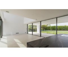 Villa moderna a estrenar situada cerca de la playa, en prestigiosa zona de la Milla de Oro, Marbella