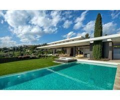 Exclusiva Villa de Diseño Moderno con Vistas Panorámicas y Privacidad en La Quinta, Benahavis
