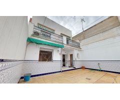 CASA ADOSADA, SITUADA EN LOS OLIVOS BORRACHOS. DE 4 DORMITOIROS, 2 BAÑOS, ASEO  y AMPLIAS  TERRAZAS.