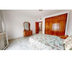 CASA ADOSADA, SITUADA EN LOS OLIVOS BORRACHOS. DE 4 DORMITOIROS, 2 BAÑOS, ASEO  y AMPLIAS  TERRAZAS.