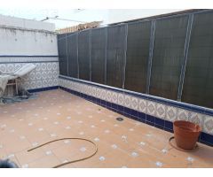 UN HOGAR CON INCREIBLE POTENCIAL, EN ZONA FÁTIMA, CON PATIO PRIVADO Y TRASTERO.