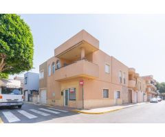 Vivienda sobre almacen con 6 dormitorios en venta en Santo Domingo