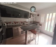 Casa con local acondicionado como pub en venta en la Loma de la Mezquita