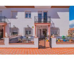 ¡Tu nuevo hogar te espera! Casa adosada, en urbanización privada en el centro de Las Gabias.