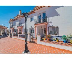 ¡Tu nuevo hogar te espera! Casa adosada, en urbanización privada en el centro de Las Gabias.
