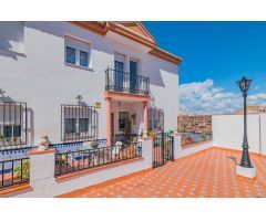 ¡Tu nuevo hogar te espera! Casa adosada, en urbanización privada en el centro de Las Gabias.