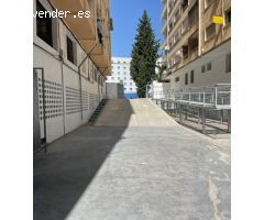 Amplias plaza de aparcamiento