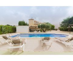 CHALET CON PISCINA Y 1.300M2 DE PARCELA (ALQUILER TEMPORADA)