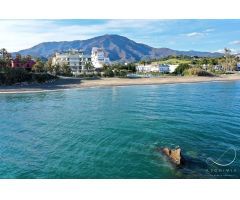 Lujoso Dúplex de 2 dormitorios, 2 baños, piscina privada y vistas a la Bahía de Estepona. Obra Nueva