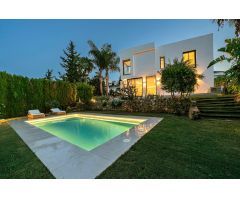Villa de lujo reformada de 5 dormitorios y 5 baños en Nueva Andalucía, Marbella