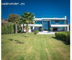 Villa de lujo de 6 dormitorios y 5 baños con vistas al golf y al mar. Valle Romano, Estepona
