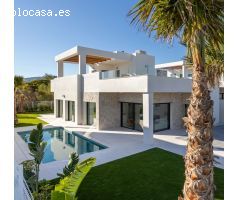 Amplio Chalet en Finestrat con Piscina y Listo para Disfrutar