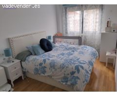 Piso de tres dormitorios, dos baños. Garaje, dos trasteros y piscina.