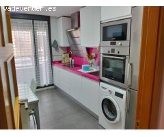 Piso de tres dormitorios, dos baños. Garaje, dos trasteros y piscina.