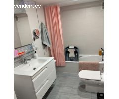 Piso de tres dormitorios, dos baños. Garaje, dos trasteros y piscina.