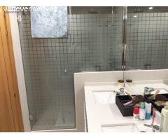 Piso de tres dormitorios, dos baños. Garaje, dos trasteros y piscina.