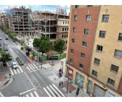 Piso de tres hb, zona centro, quinta planta. Un baño.