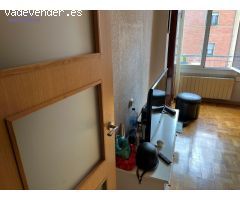 Piso de tres hb, zona centro, quinta planta. Un baño.