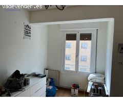 Piso de tres hb, zona centro, quinta planta. Un baño.