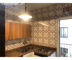 Piso de tres dormitorios, baño, salón, cocina y baño. Interior.