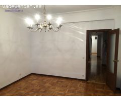 Piso de tres dormitorios, baño, salón, cocina y baño. Interior.
