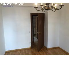 Piso de tres dormitorios, baño, salón, cocina y baño. Interior.