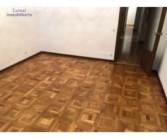 Piso de tres dormitorios, baño, salón, cocina y baño. Interior.