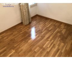 Piso de tres dormitorios, baño, salón, cocina y baño. Interior.