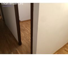 Piso de tres dormitorios, baño, salón, cocina y baño. Interior.