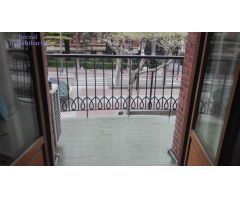 Piso junto a Sagasta de cuatro habitaciones, cuatro baños y terraza.