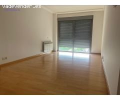 Apartamento en La Guindalera en urbanización con piscina y amplia zona verde.