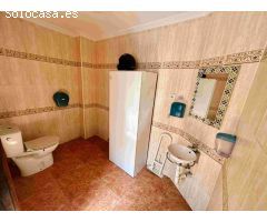 INMUEBLE A TRES CALLES CON BAR, APARTAMENTO Y POSIBILIDAD DE AMPLIACIÓN