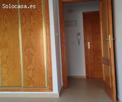 Piso de dos dormitorios, baño y dos plazas de garaje en venta en el centro de Torrevieja