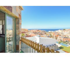 Tríplex con terraza espaciosa y vistas al mar en Loma Dos