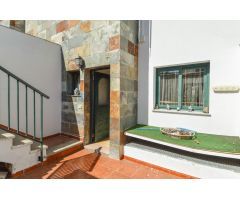 Tríplex con terraza espaciosa y vistas al mar en Loma Dos