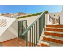 Tríplex con terraza espaciosa y vistas al mar en Loma Dos