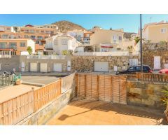 Tríplex con terraza espaciosa y vistas al mar en Loma Dos