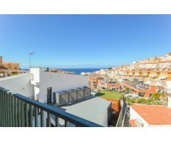 Tríplex con terraza espaciosa y vistas al mar en Loma Dos