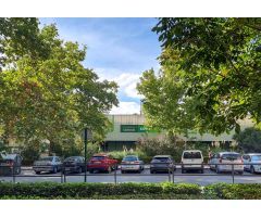 Local comercial, con capacidad para dos vehículos y almacenaje