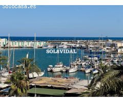 Primera línea de playa, frente al club náutico. El mejor piso de Torrevieja.