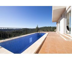 Casa con carácter, vistas a la montaña y piscina privada en Olivella