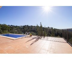 Casa con carácter, vistas a la montaña y piscina privada en Olivella